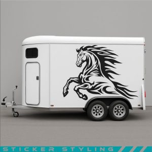 sticker van paard met vlammen op trailer