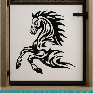 sticker van paard met vlammen op staldeur