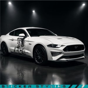 sticker van een paard met vlammen op een ford mustang
